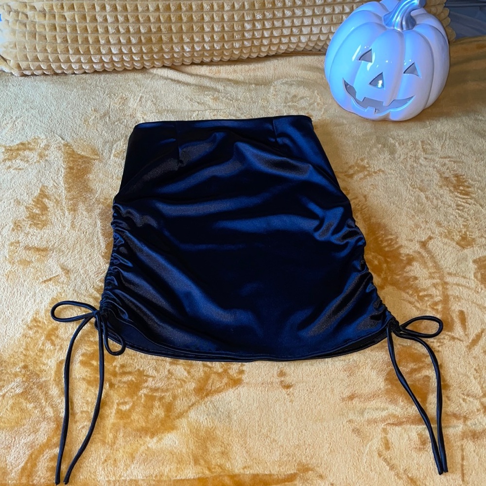 New Ruched in side tie skirt